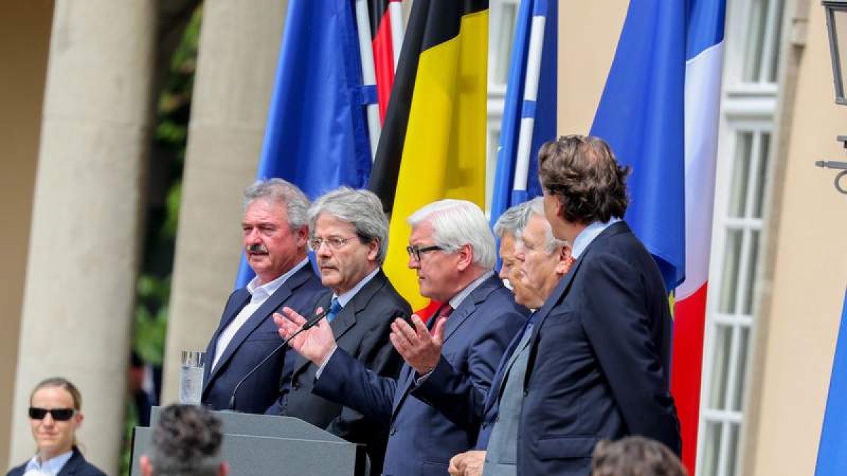 Frank-Walter Steinmeier, en el centro, en la comparecencia de ayer, acompañado de sus colegas europeos. KAY NIETFELD