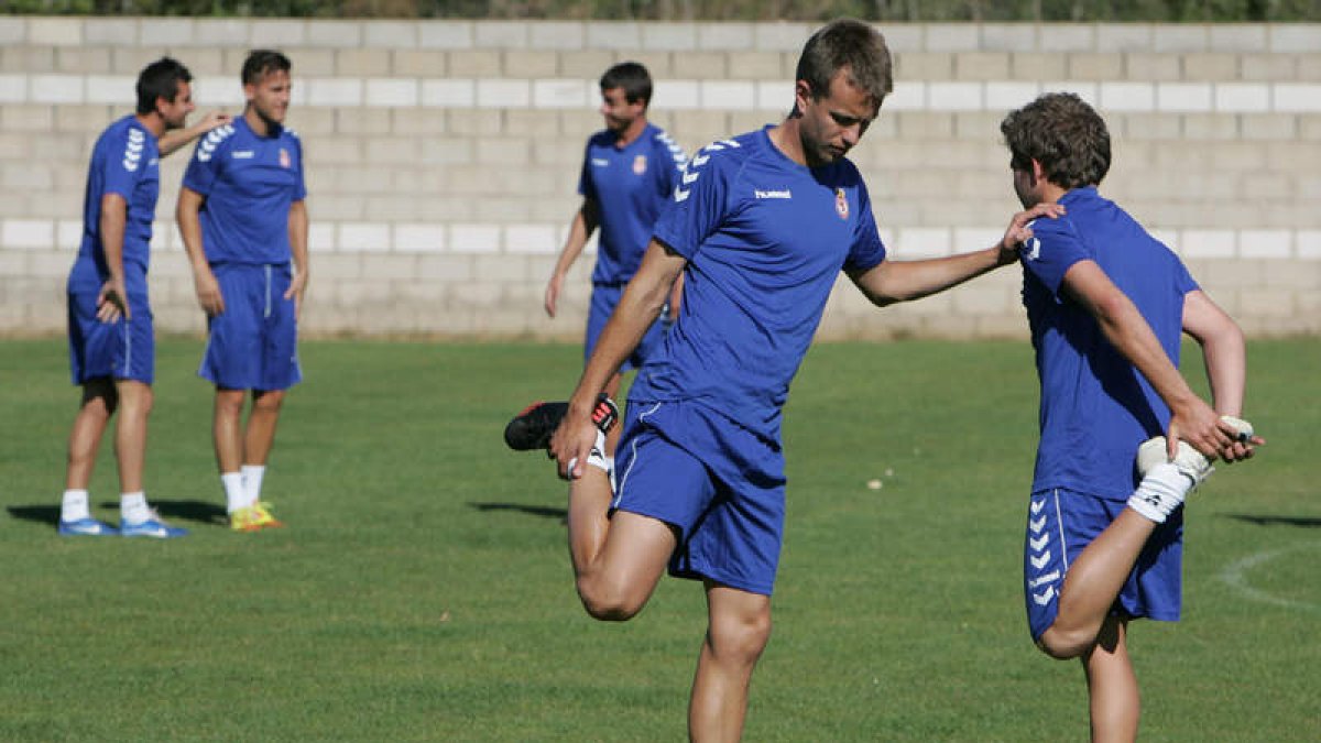 Los jugadores de la Cultural confían en remontar hoy la eliminatoria ante la Arandina.