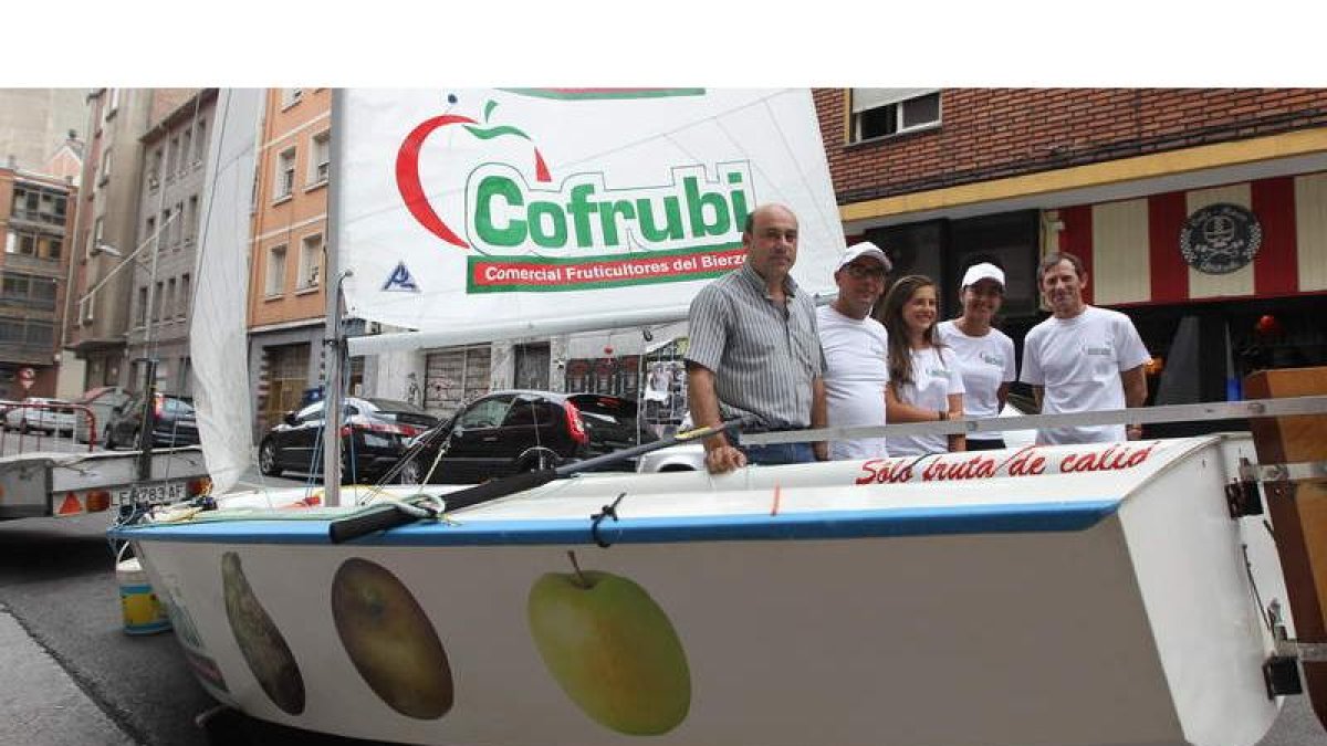 La tripulación del Cofrubi y su patrocinador posan junto al barco en Ponferrada.