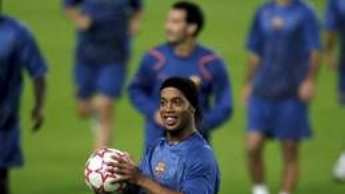 Ronaldinho, junto a varios compañeros, durante el entrenamiento de ayer por la tarde en el Camp Nou