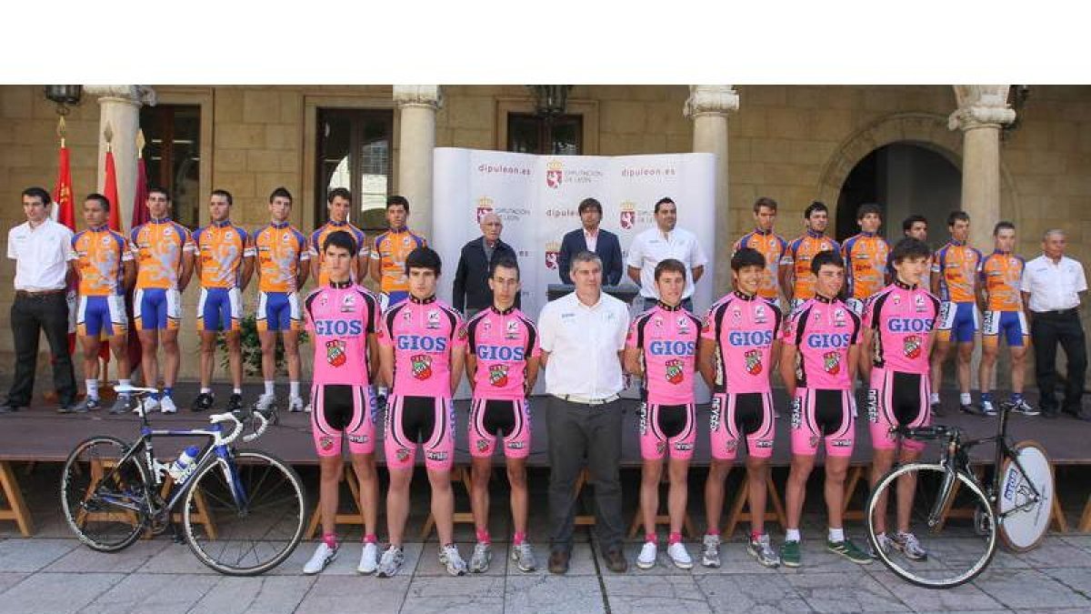 Formación del Diputación élite (atrás) y júnior (delante).
