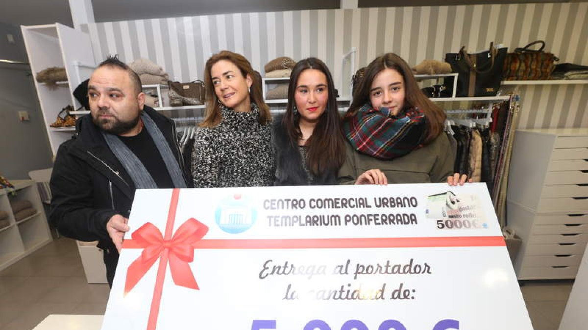 El portavoz de Templarium, junto a las ganadoras y la propietaria de la tienda Tot Moda.