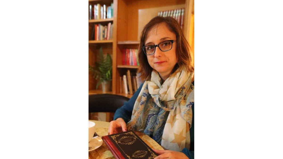 Sara Otero del Amo, con un ejemplar de ‘Cronos en Bardaya’, editado por Los Libros de Camparredonda