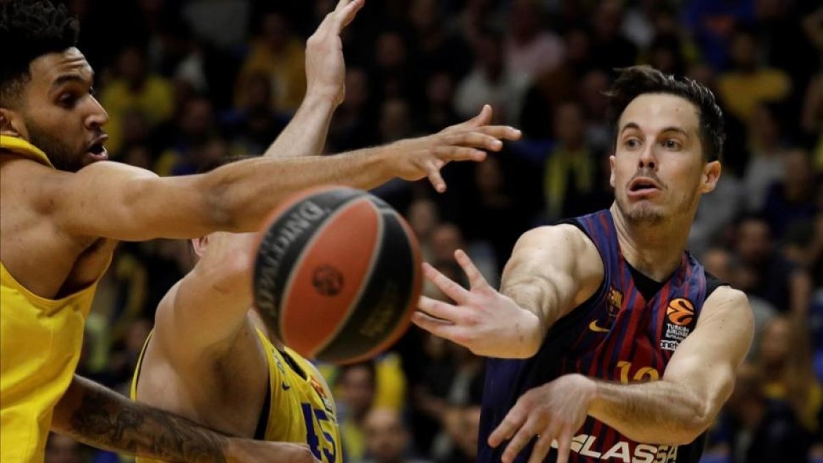 El base azulgrana Heurtel pasa el balón ante el australiano Bolden