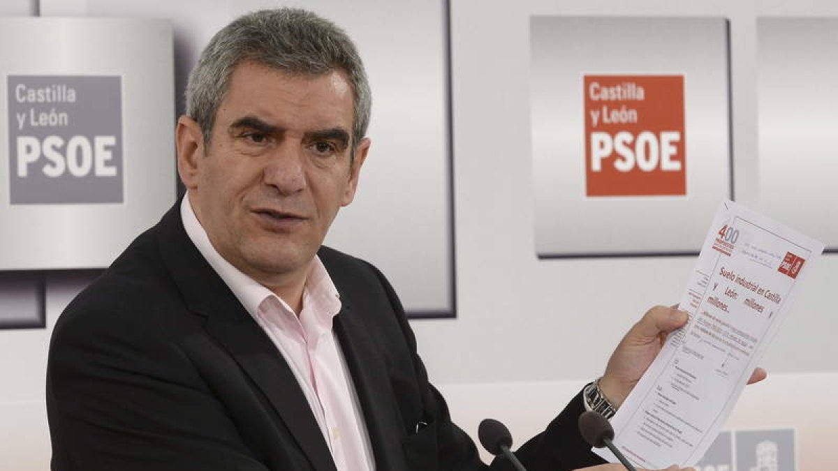 El secretario del PSOE en Castilla y León, Julio Villarrubia, ayer, con la denuncia de los polígonos.