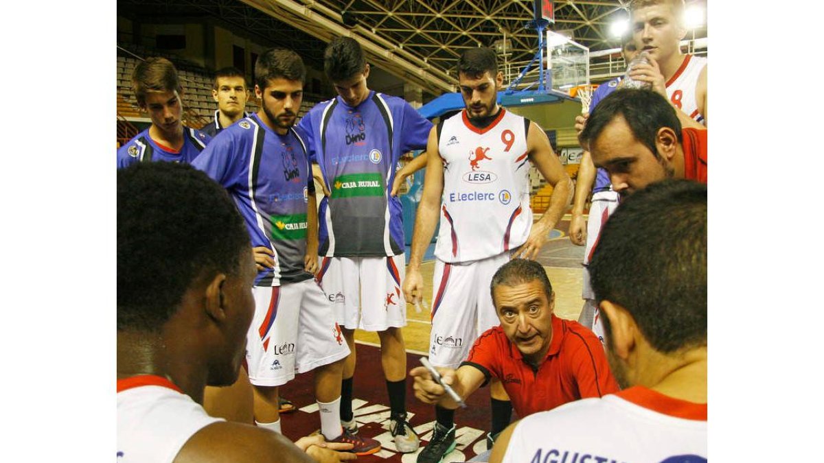 Ángel Jareño da instrucciones a sus jugadores. F. OTERO PERANDONES