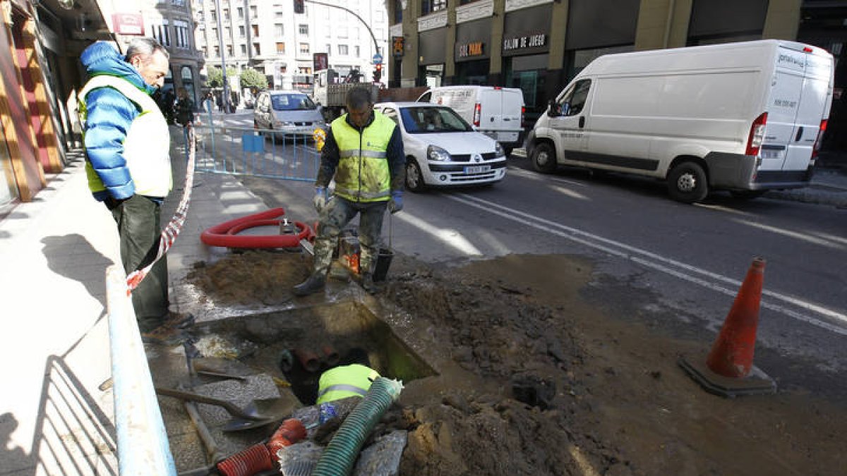 Imagen de archivo un corte de agua por obras. RAMIRO