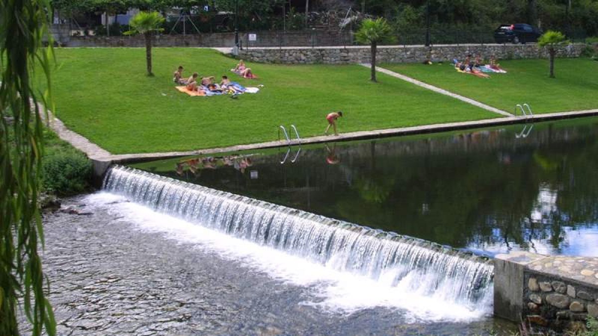 La playa fluvial de Friera goza de muchos adeptos. L. DE LA MATA