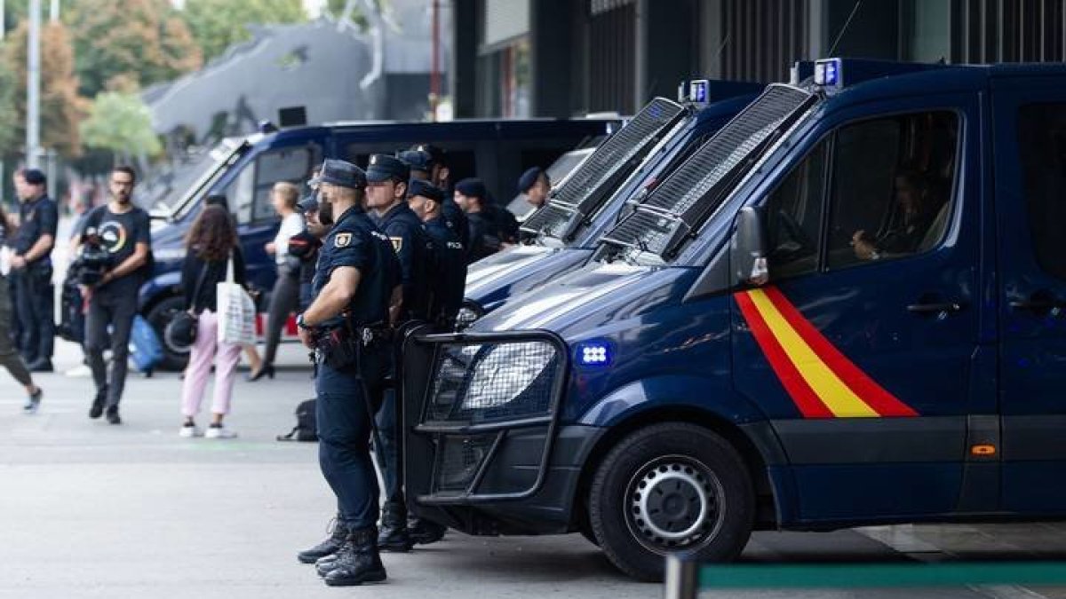 Agentes del CNP custodian la Estación de Sants de Barcelona, a la espera de las posibles protestas en Cataluña por la condena a los líderes del