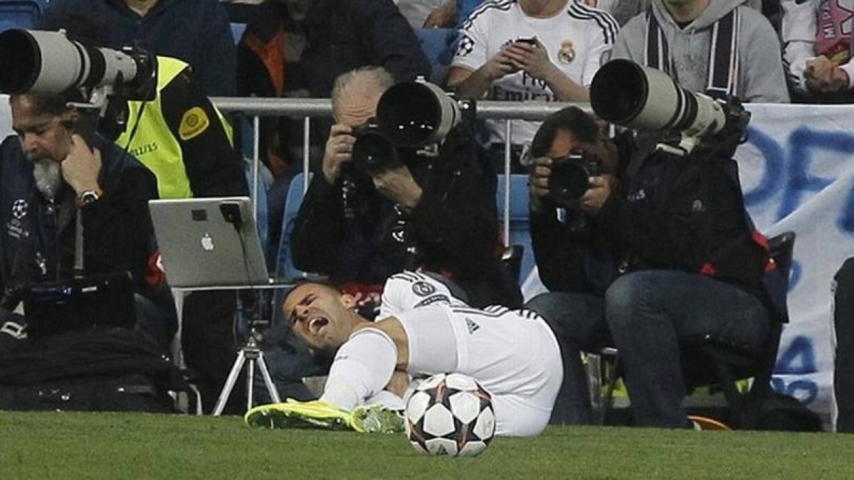 Jesé se retuerce de dolor tras caer lesionado en el Bernabéu.