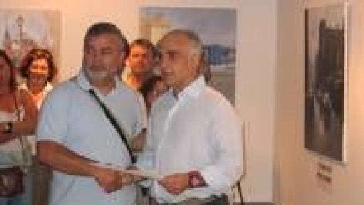El alcalde de Santa María del Páramo entrega uno de los premios a los ganadores