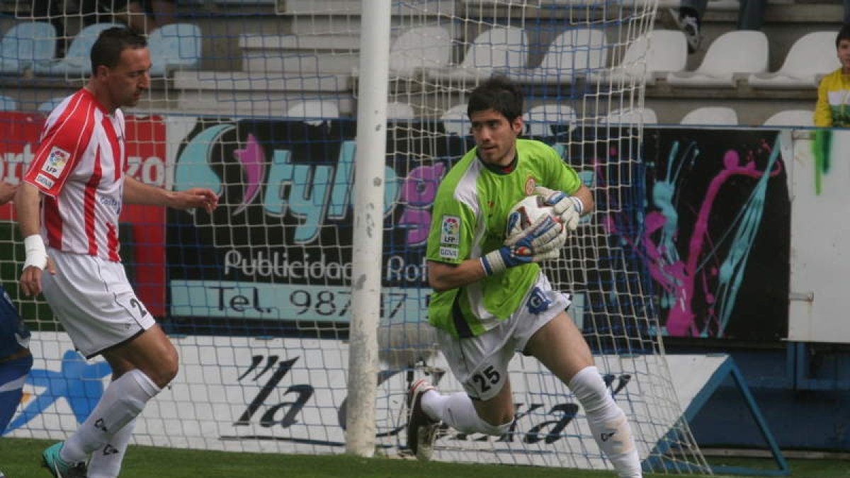 Santamaría, en el partido que midió a la Deportiva y al Girona en El Toralín en el 2011.