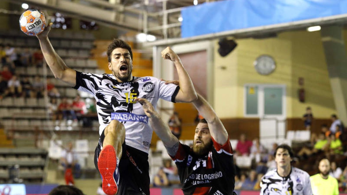 El lateral Juanjo Fernández lleva de baja un mes, desde el partido contra Granollers. MARCIANO PÉREZ