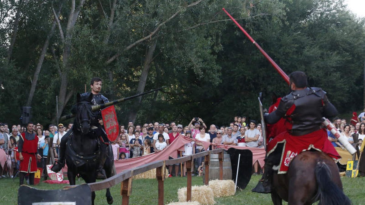 El torneo medieval de caballeros fue el espectáculo más visto durante las jornadas que se desarrollaron hasta ayer en Mansilla. FERNANDO OTERO