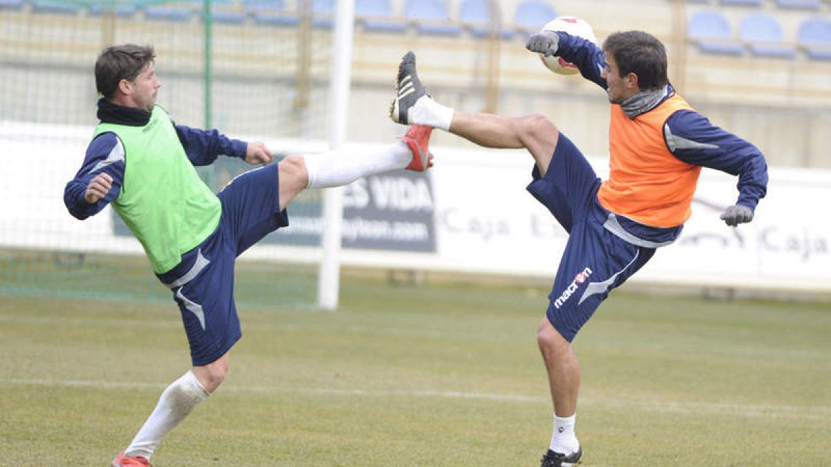 Álex Vázquez y Esaú García preparan con intensidad el partido frente al Club Deportivo Burgos, vital para seguir arriba en la tabla.