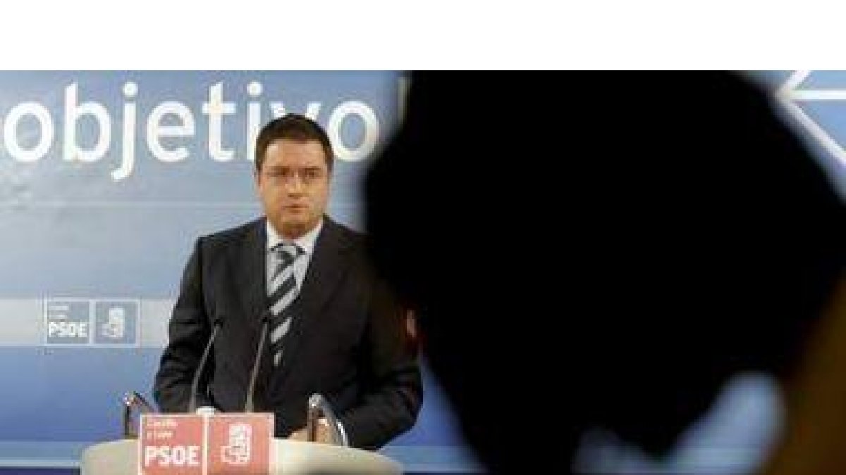 Óscar López, durante la rueda de prensa posterior a la reunión de la ejecutiva autonómica del partid
