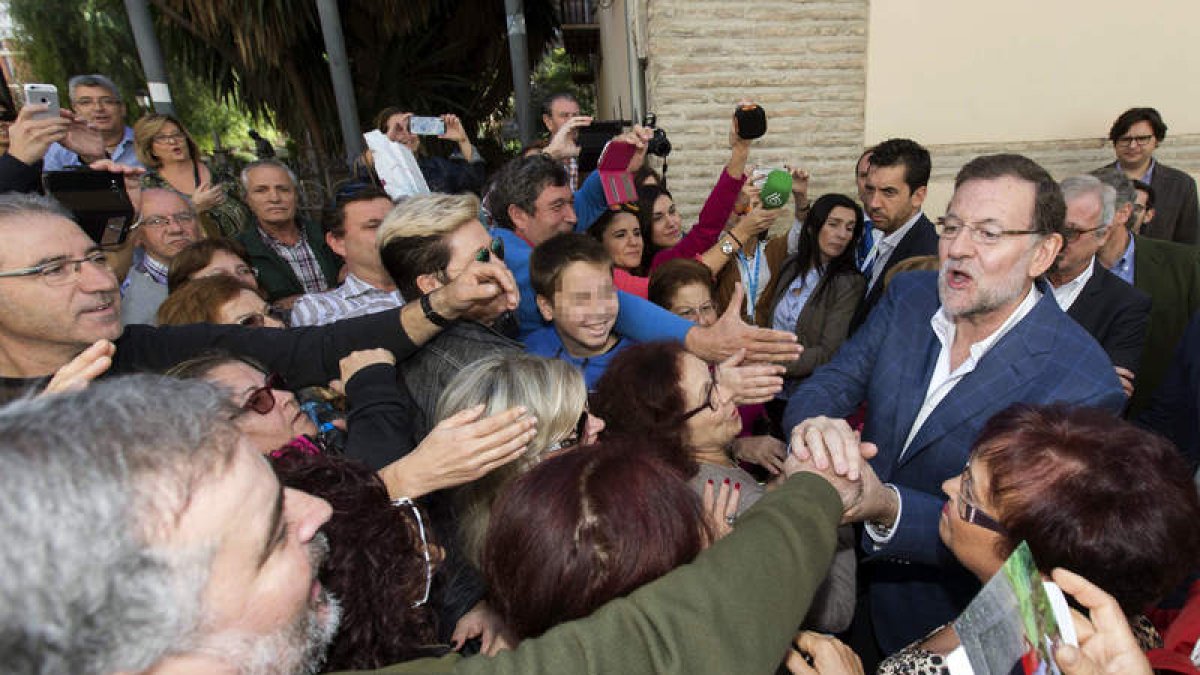 Rajoy saluda a simpatizantes antes de clausurar un acto del PP en Murcia.