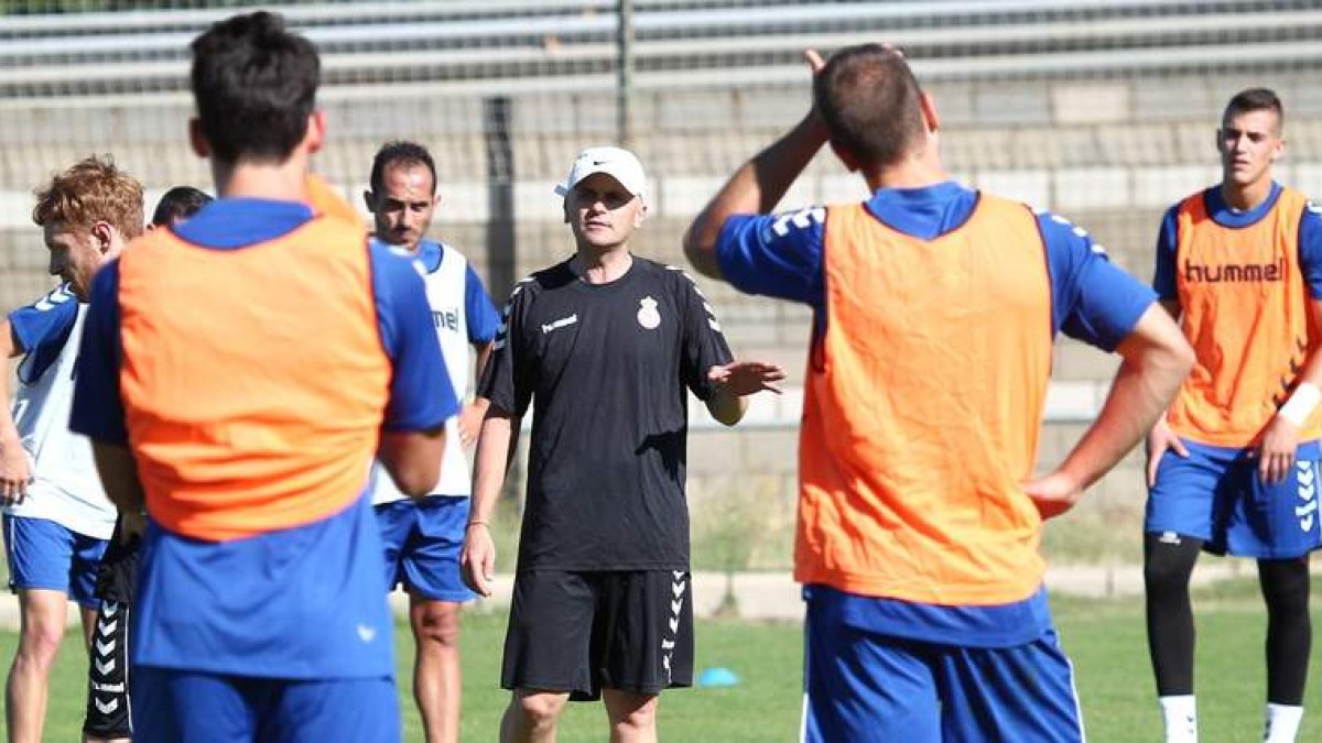 Javier Cabello, en el centro de la imagen, se dirige a sus jugadores en plena preparación del primer partido del campeonato de Liga.