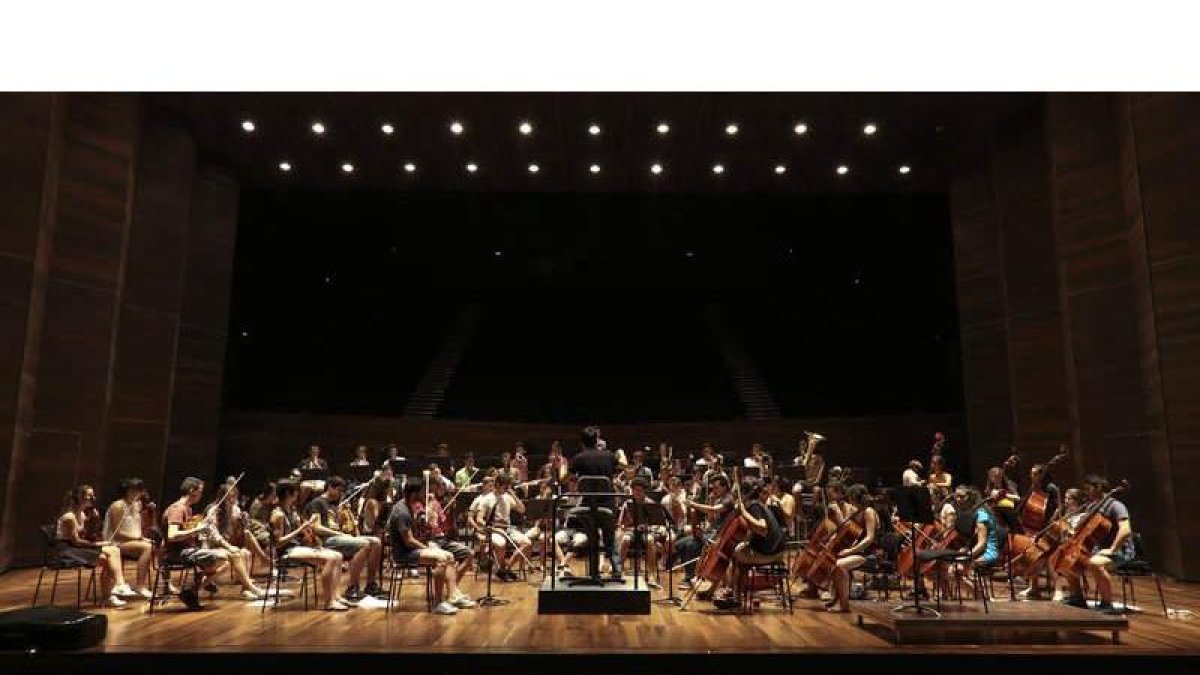 Los nuevos integrantes de la JOL, preparando ayer en el Auditorio Ciudad de León el concierto de esta tarde. SARA CAMPOS ROMÁN