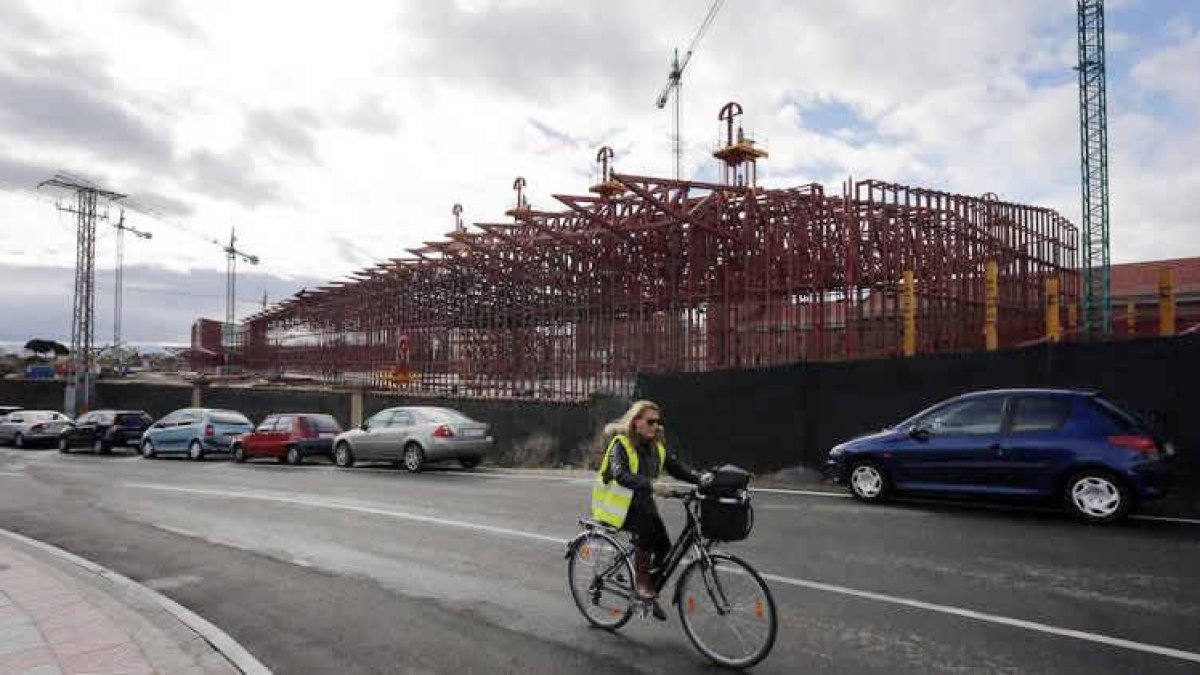 La colocación de la cubierta del recinto ferial estará terminada a primeros de año.