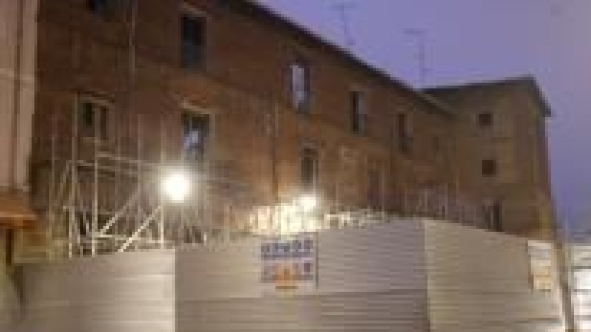 Las labores de consolidación del palacete a través del andamiaje continuaron ayer