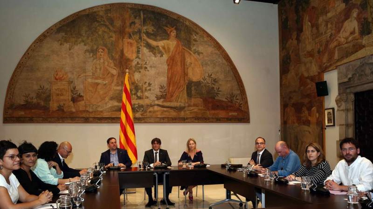Asistentes a la reunión del Pacto Nacional para el Referéndum celebrada en Barcelona. TONI ALBIR