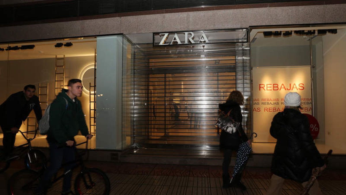 Zara echó el cierre de su emblemático establecimiento a las 20.30 horas.