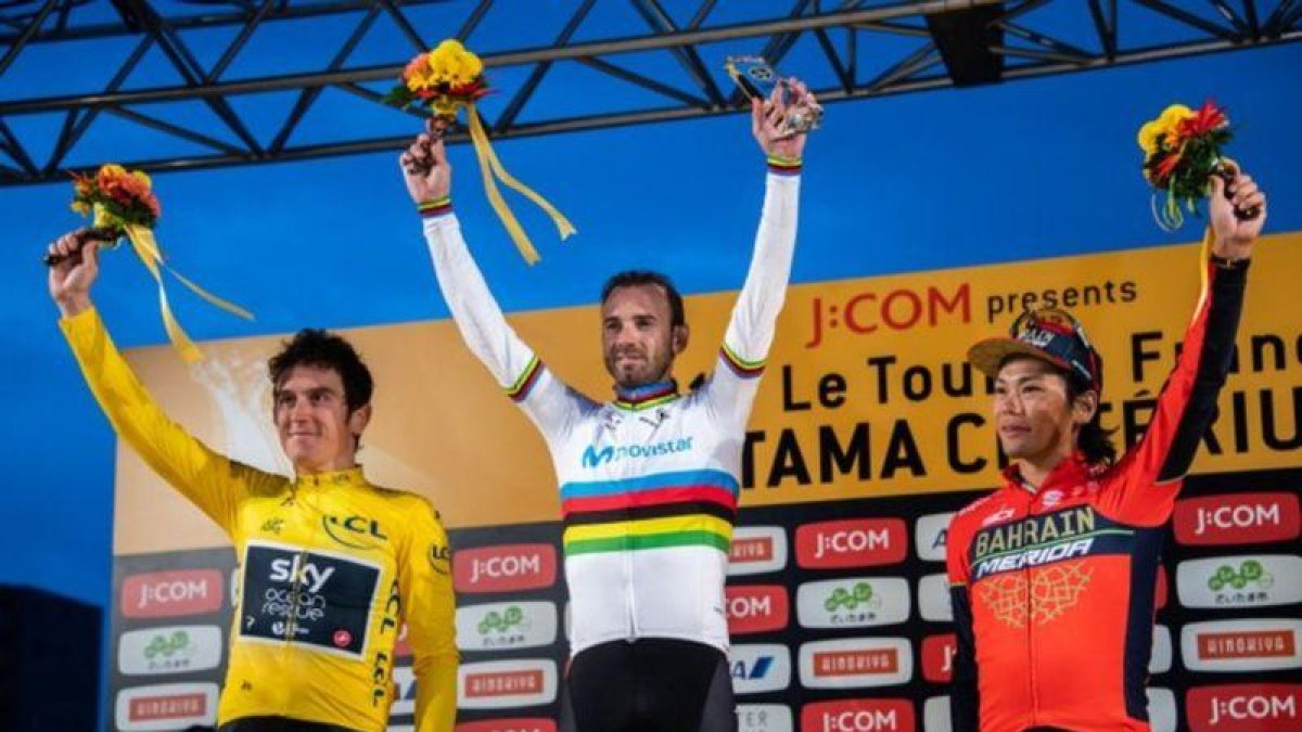 Alejandro Valverde, en lo más alto del podio japonés, junto a Geraint Thomas y el japonés Yukiya Arashiro, con el jersey del Bahráin.