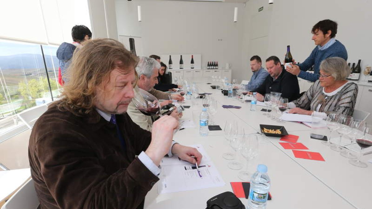 Finlandeses y estonio catando un mencía en la sala de catas de Losada Vinos de Finca.