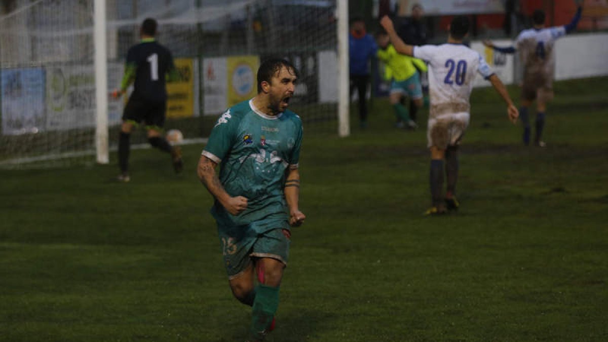 Javi Amor se ha convertido en uno de los estiletes en la parceda goleadora del Astorga. FERNANDO OTERO