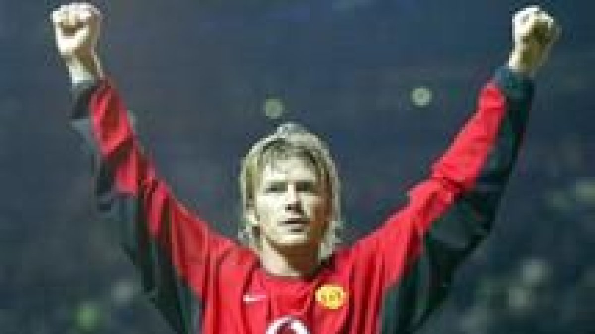David Beckham celebra la victoria de su equipo, el Manchester, sobre el Leeds United, esta temporada