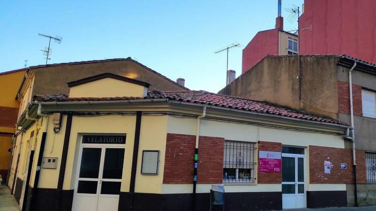 Imagen del edificio en la avenida Carlos Pinilla al que se trasladará el Centro del Mayor. DL