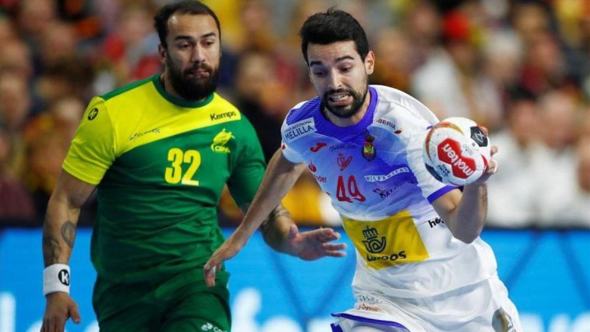 Ferran Solé, en acción ante el brasileño Cleryston Novais.
