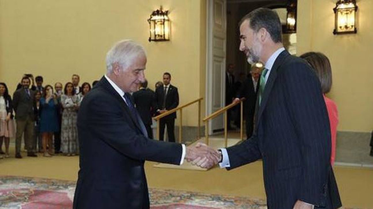 El rey Felipe VI saluda al duque de Híjar, Alfonso Martínez de Irujo, decano de la Diputación de la Grandeza de España, este martes en el palacio del Pardo.