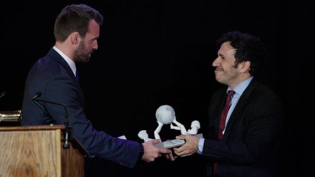El directivo de HBO David Coupla (izquierda) recibe un galardón de José Antonio Gil, director de la Oficina de Patentes.