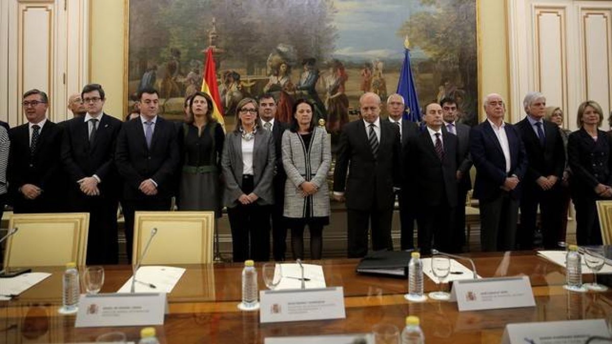 Jose Ignacio Wert, ministro de Educacion, durante el minuto de silencio, antes de la reunion sectorial con consejeros de todas las comunidades autonomas, con motivo de los hechos ocurridos ayer en el instituto.