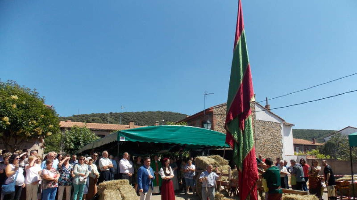 Inauguración de la réplica del pendón de Cascantes con el presidente de la Diputación