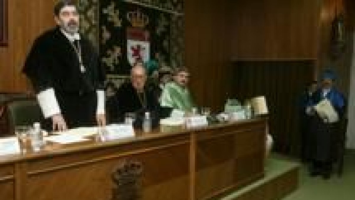 El rector de la ULE, Ángel Penas; el rector honorífico, Teodoro López, y el decano, Francisco García