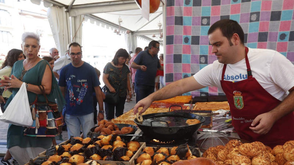 La Feria del Dulce de Benavides volverá a celebrarse al aire libre en la plaza del Conde Luna. J.F. SALVADORES