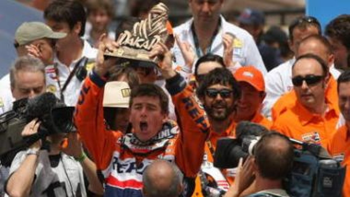 Marc Coma celebra junto a aficionados y periodistas su segundo título en el raid más exigente del mu