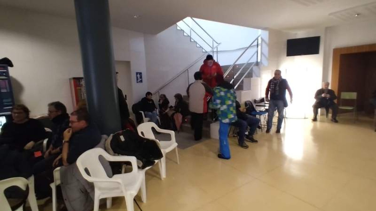 La cola, horas antes de la puesta a la venta de las entradas. DL