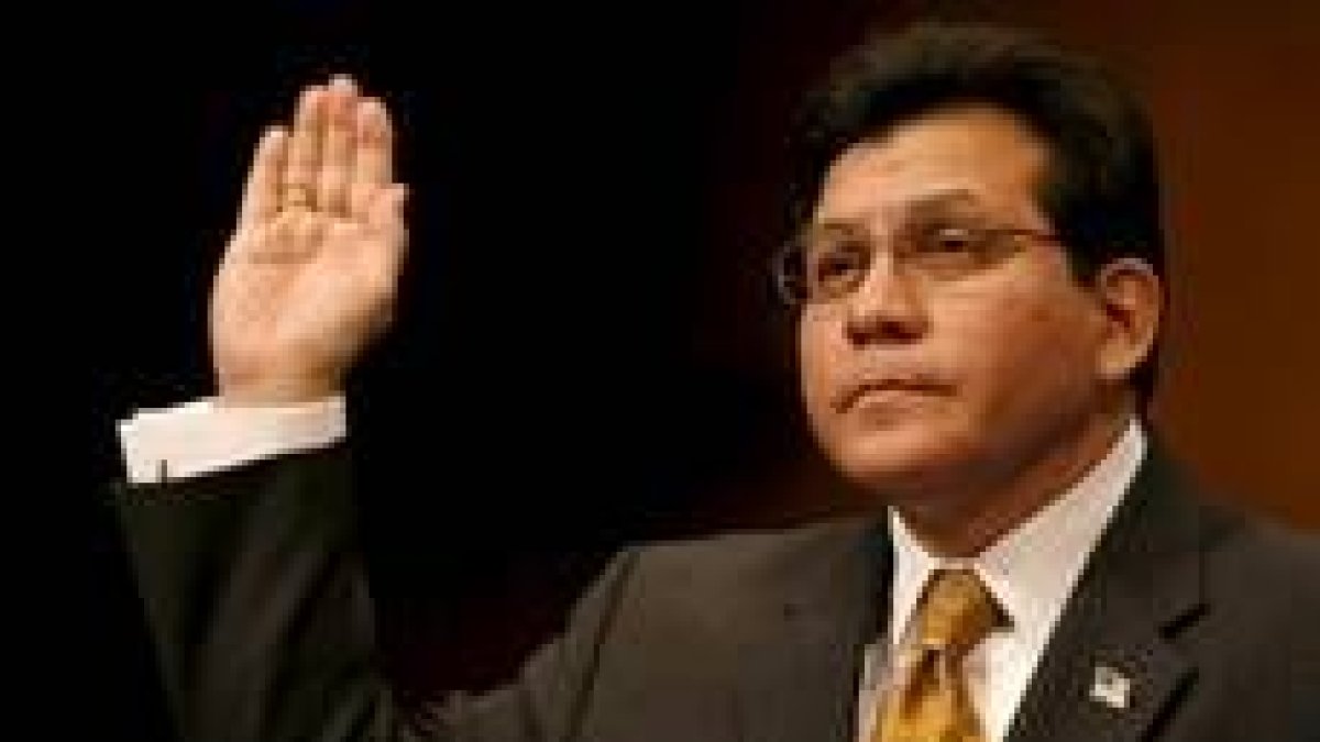 Alberto Gonzales presta juramento ante el Comité Judicial del Senado en Capitol Hill, Washington