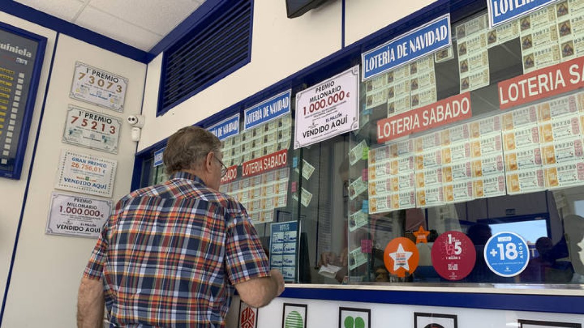 Un hombre en una administración de lotería. FERMÍN CABALLERO