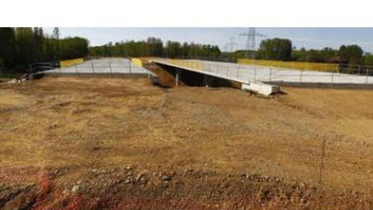 Estado de un paso elevado de la autovía sobre la LE-213; al norte aún sigue sin salvarse el río Porm
