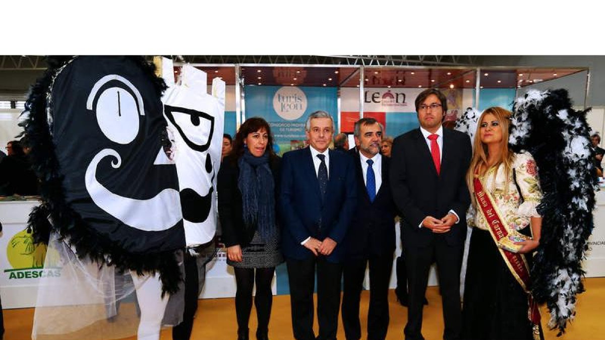 Adriana Martínez porta la imagen del Carnaval de La Bañeza, Carmen González, Emilio Gutiérrez, Palazuelo, Emilio Orejas y la musa del Carnaval Montse Arias.