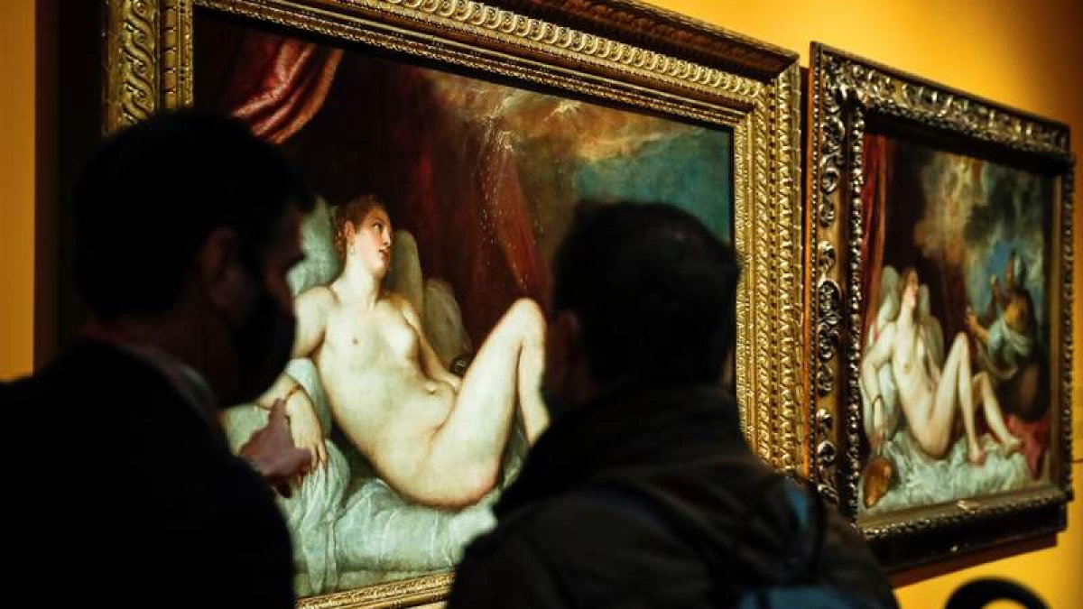 Unas personas observan la obra ‘Dánae, Venus y Adonis’. EMILIO NARANJO