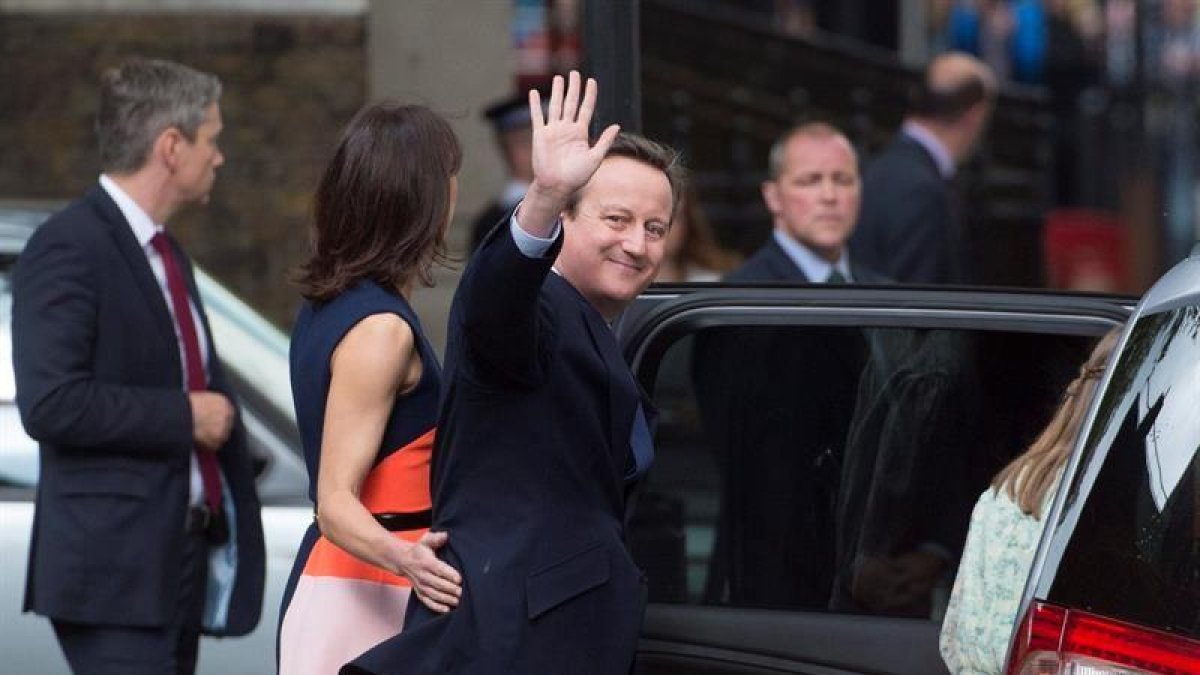 El primer ministro británico saliente, David Cameron (c), junto a su esposa Samantha (2i), mientras se despiden en el 10 de Downing Street en Londres.