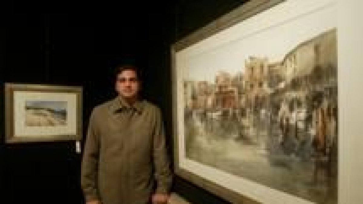 F.J. Castro posa al lado de una de las obras que se exponen en la sala de arte Bernesga