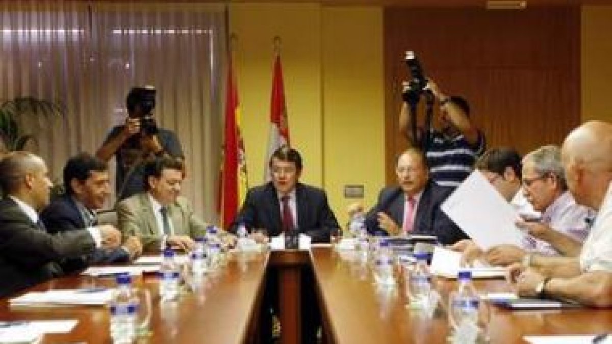 Mañueco recibió en Valladolid a una delegación del Foro por la Reforma de la Ley del Bierzo.