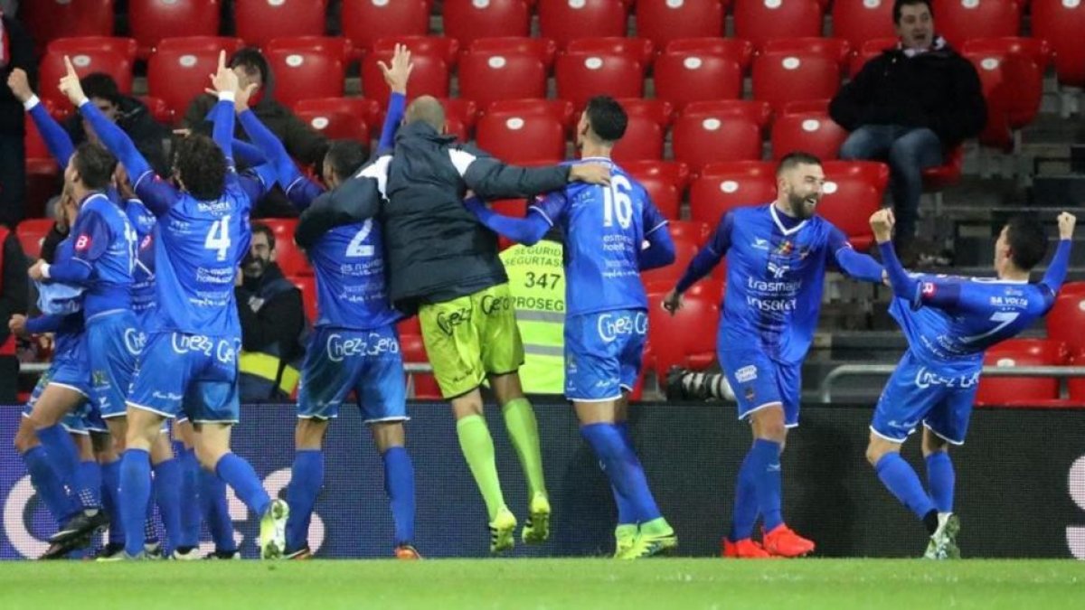 Los jugadores del Formentera celebran su clasificación en San Mamés.